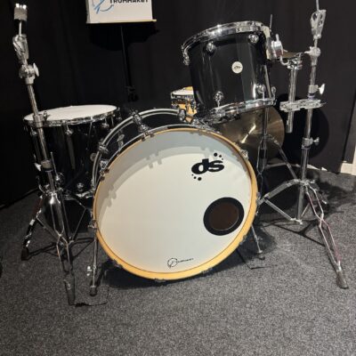 DS Drumsound Evo 2.0 i svart lack. 26x14, 13x11, 18x15" 8900kr