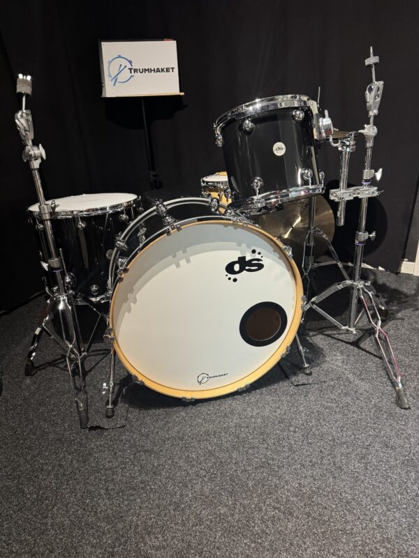DS Drumsound Evo 2.0 i svart lack. 26x14, 13x11, 18x15" 8900kr