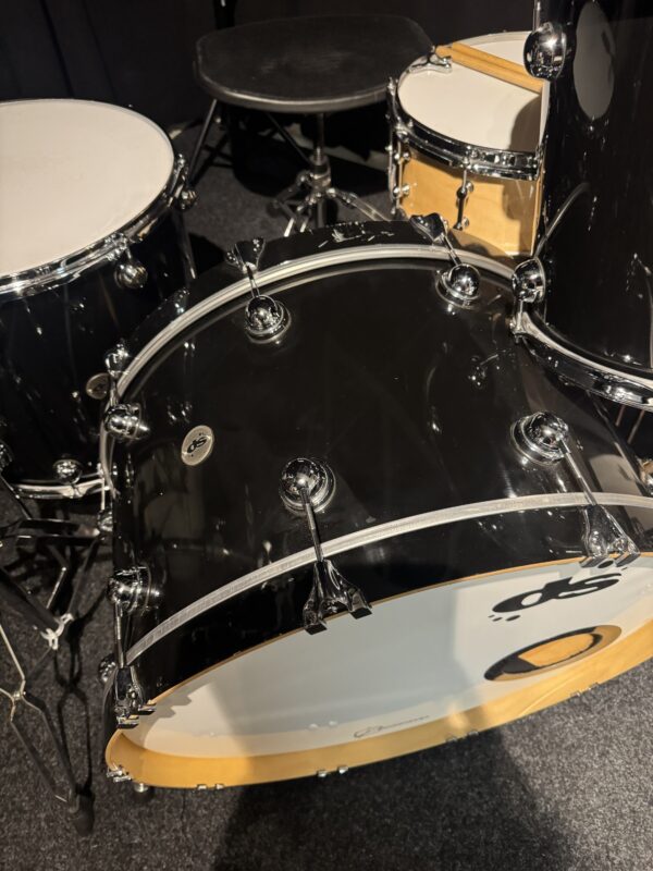 DS Drumsound Evo 2.0 i svart lack. 26x14, 13x11, 18x15" 8900kr - Bild 3