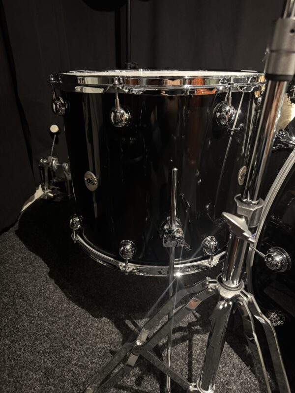 DS Drumsound Evo 2.0 i svart lack. 26x14, 13x11, 18x15" 8900kr - Bild 5